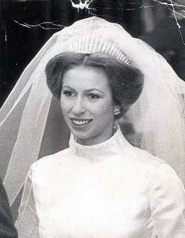 梅根婚纱价值86万，历届英国皇室新娘的婚纱“battle”到底谁赢了？（组图） - 36