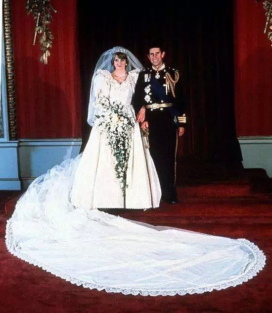 梅根婚纱价值86万，历届英国皇室新娘的婚纱“battle”到底谁赢了？（组图） - 37
