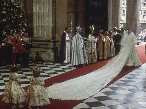 梅根婚纱价值86万，历届英国皇室新娘的婚纱“battle”到底谁赢了？（组图） - 39