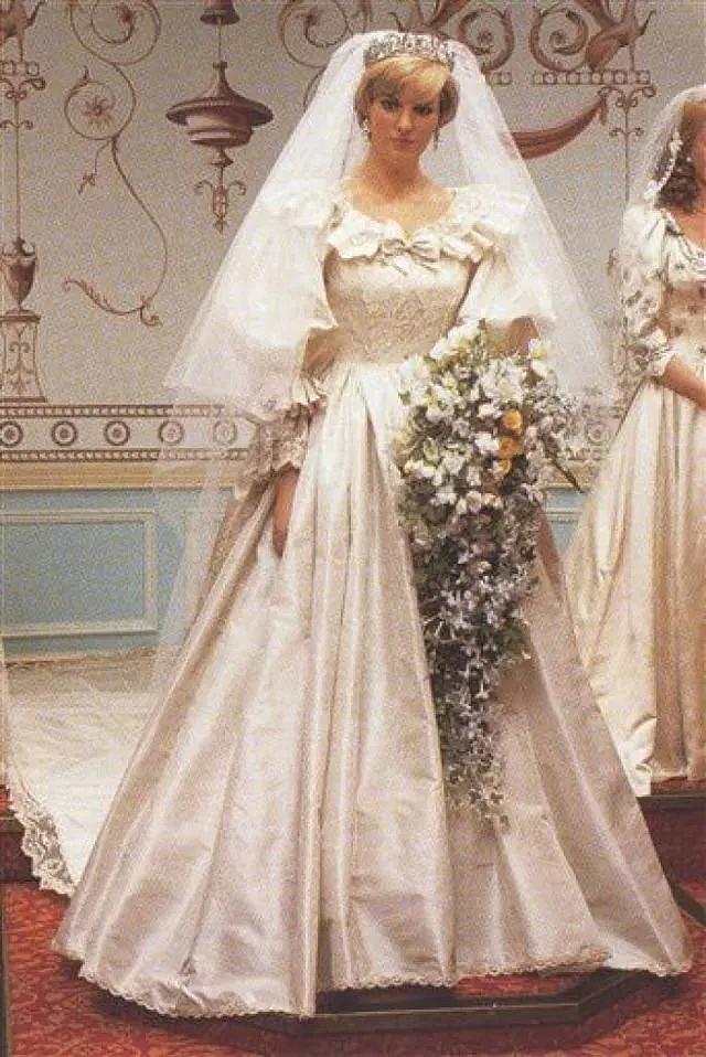 梅根婚纱价值86万，历届英国皇室新娘的婚纱“battle”到底谁赢了？（组图） - 40