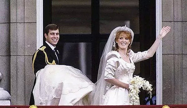 梅根婚纱价值86万，历届英国皇室新娘的婚纱“battle”到底谁赢了？（组图） - 44