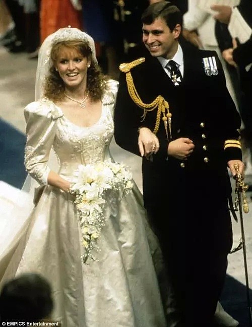 梅根婚纱价值86万，历届英国皇室新娘的婚纱“battle”到底谁赢了？（组图） - 45