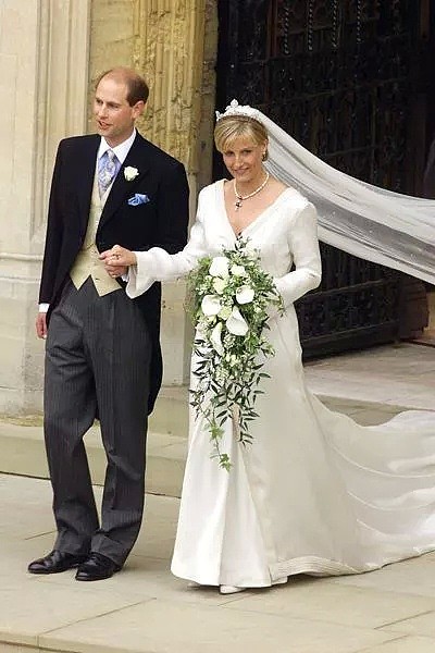 梅根婚纱价值86万，历届英国皇室新娘的婚纱“battle”到底谁赢了？（组图） - 50