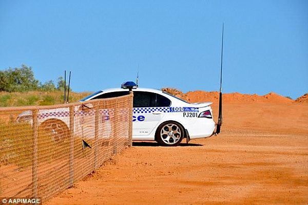 澳女警员深夜当班，拦下一辆车准备做呼吸测试，突然男司机手一伸，女警员慌了（组图） - 2