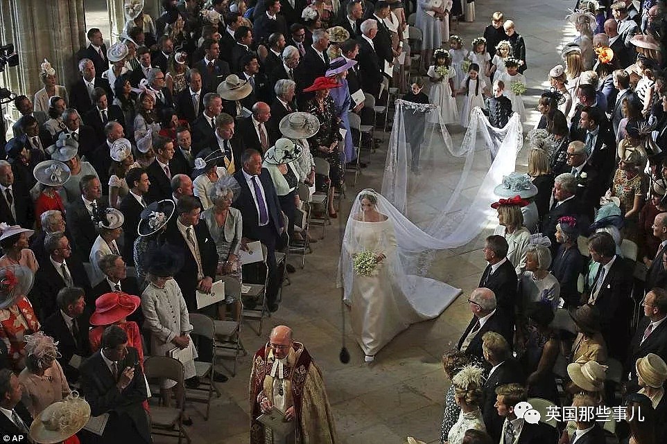 甜甜笑，可爱挥手，夏洛特小公主婚礼上简直夺走全英国人的心（组图） - 11