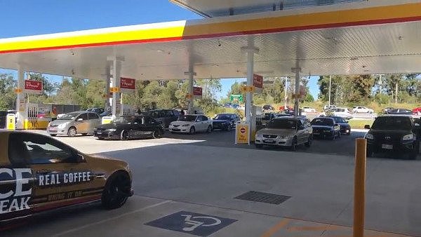 疯啦？油价每升低至99.9分！今天澳洲这个加油站，被大批司机“包围”！（组图） - 3
