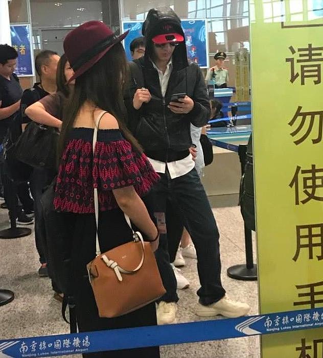 王力宏老婆5年生3胎，挺孕肚在机场排队，身上还背着2个包
