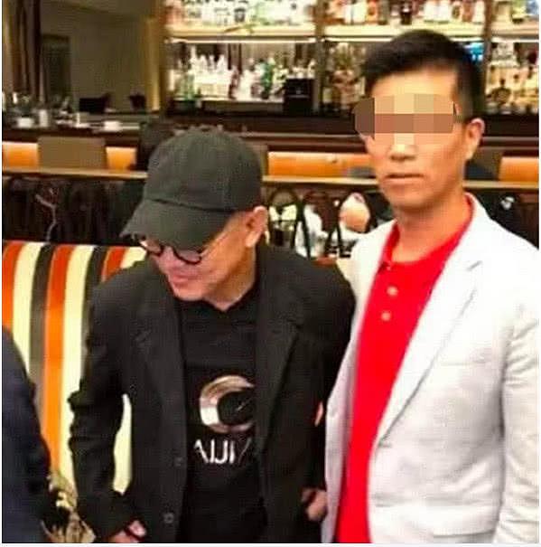 55岁的李连杰被说像80岁老翁，本尊亲自回应：就不能盼我点好啊！