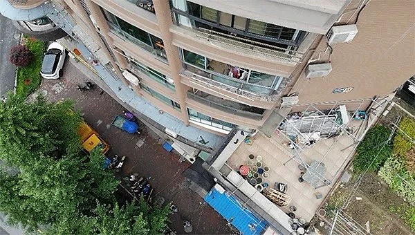 现场监控曝光！杭州3岁男孩6楼坠下，楼下一群快递小哥撑起床单！（视频/组图） - 1