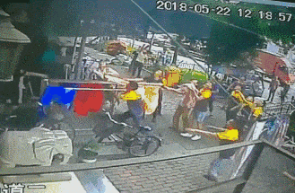 现场监控曝光！杭州3岁男孩6楼坠下，楼下一群快递小哥撑起床单！（视频/组图） - 3
