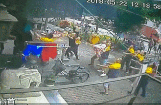 现场监控曝光！杭州3岁男孩6楼坠下，楼下一群快递小哥撑起床单！（视频/组图） - 5