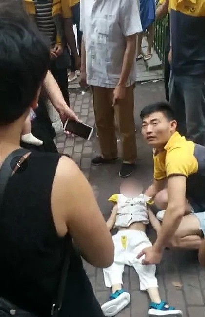 现场监控曝光！杭州3岁男孩6楼坠下，楼下一群快递小哥撑起床单！（视频/组图） - 6