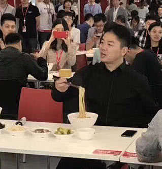 刘强东食堂吃午餐：四菜一面，员工旁若无人热聊（组图） - 3