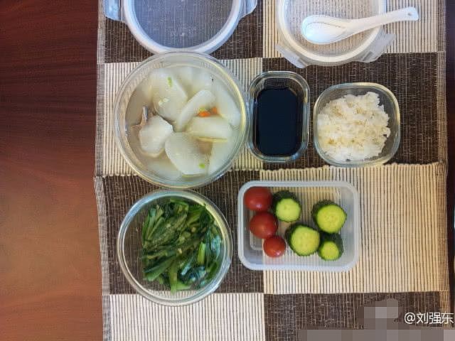 刘强东食堂吃午餐：四菜一面，员工旁若无人热聊（组图） - 7