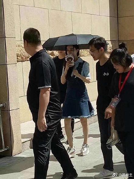51岁温碧霞出席活动，让助理全程跪着打伞，没教养的本质暴露了