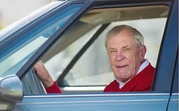 澳洲90岁老爷爷开车，一个动作比杀手还吓人... 年纪太大了该不该开车？回答让网友们炸了...（组图） - 21
