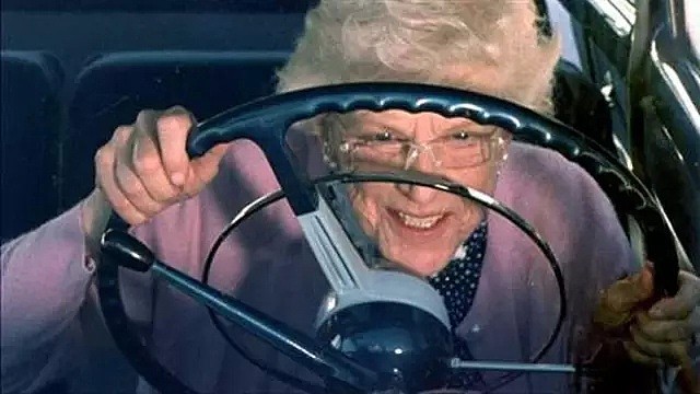 澳洲90岁老爷爷开车，一个动作比杀手还吓人... 年纪太大了该不该开车？回答让网友们炸了...（组图） - 28