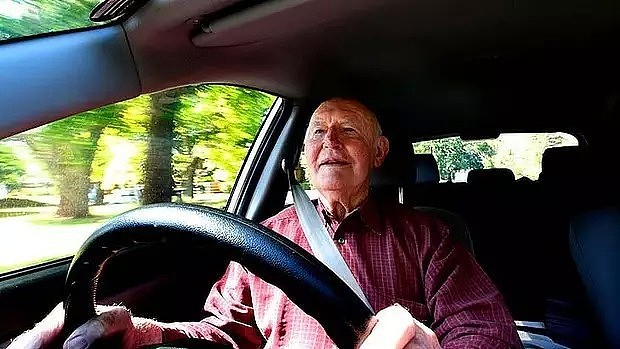 澳洲90岁老爷爷开车，一个动作比杀手还吓人... 年纪太大了该不该开车？回答让网友们炸了...（组图） - 31