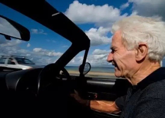 澳洲90岁老爷爷开车，一个动作比杀手还吓人... 年纪太大了该不该开车？回答让网友们炸了...（组图） - 34