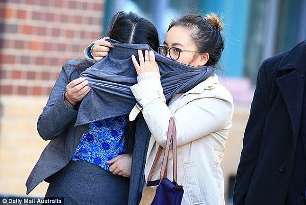 惊！悉尼19岁亚裔女为贩毒拼了！200颗摇头丸竟藏避孕套内！庭外围巾遮脸（组图） - 1