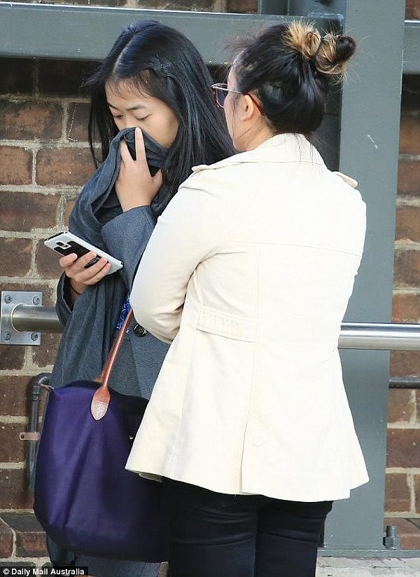 惊！悉尼19岁亚裔女为贩毒拼了！200颗摇头丸竟藏避孕套内！庭外围巾遮脸（组图） - 7
