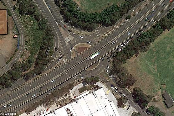 4C927E2900000578-5765285-An_aerial_shot_featured_above_shows_the_new_g_loop_intersection_-a-39_1527137634652.jpg,0