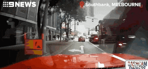 行车记录仪拍下骇人一幕：Southbank行人被行驶汽车撞飞倒地，网友评论却出奇一致...（视频/组图） - 2
