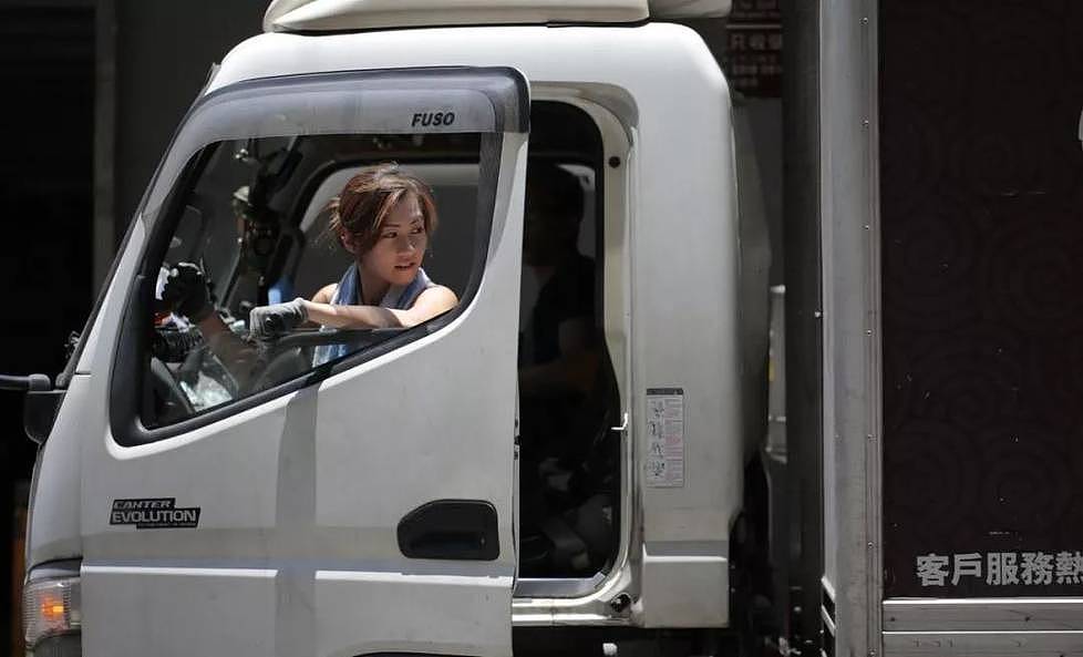 这位香港女搬运工火了：看到货车载满货，就好像被我征服了！（组图） - 4