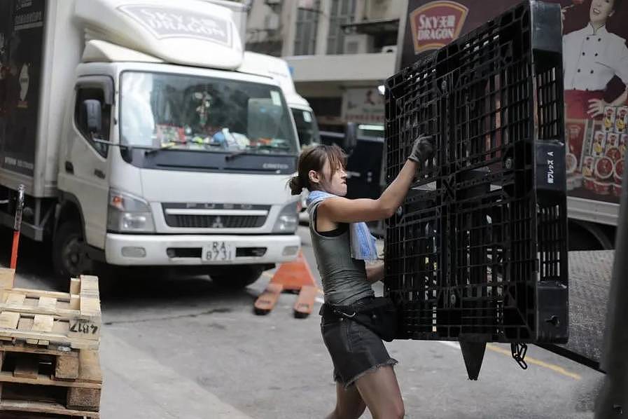这位香港女搬运工火了：看到货车载满货，就好像被我征服了！（组图） - 5