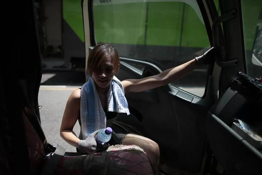 这位香港女搬运工火了：看到货车载满货，就好像被我征服了！（组图） - 8