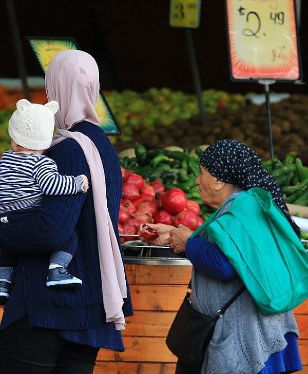 4C92E09A00000578-5765775-Two_women_look_at_the_fruit_and_vegetables_on_sale_in_the_Fairfi-a-8_1527152925495.jpg,0