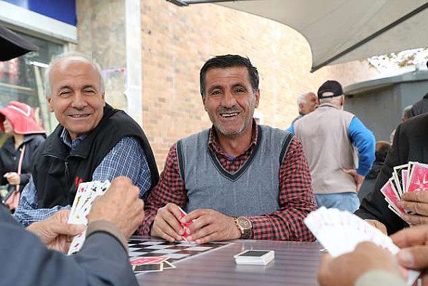 4C92DEBC00000578-5765775-Some_of_the_older_Syrian_Iraqi_and_Iranian_men_meet_every_mornin-a-7_1527152925453.jpg,0