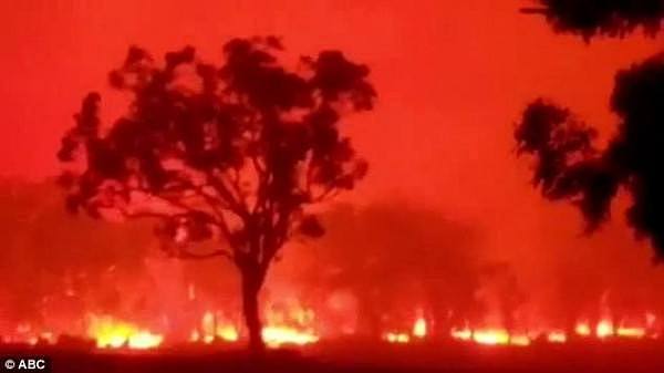 4C9B038D00000578-0-Bushfires_are_raging_threatening_lives_and_homes_in_Albany_Weste-m-8_1527210348645.jpg,0