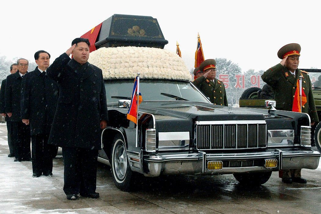 2011年，在平壤金正日的葬礼上，金正恩（中左）和身后他的姑父张成泽。