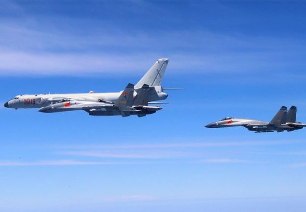 中国空军公布包括携带巡航导弹的轰炸机等多机种编队进行绕台飞行，2018年4月26日资料照片）。