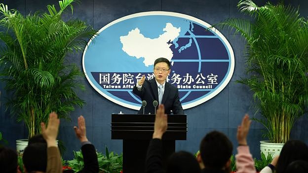 在例行记者会上的中国国务院台办发言人安峰山。