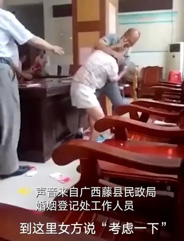 傻眼！男女办结婚证，姑娘说要“考虑下”遭男友暴打，打完之后开开心心领证了！（视频/组图） - 5