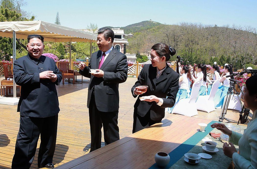 朝鲜领导人金正恩（左）和中国国家主席习近平本月在大连会晤。他们的关系似乎比上次会晤更融洽。