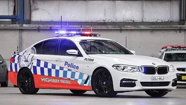 澳洲警察开着宝马来追你！V8涡轮增压有wifi的特别版，就问你还敢不敢违章? - 3