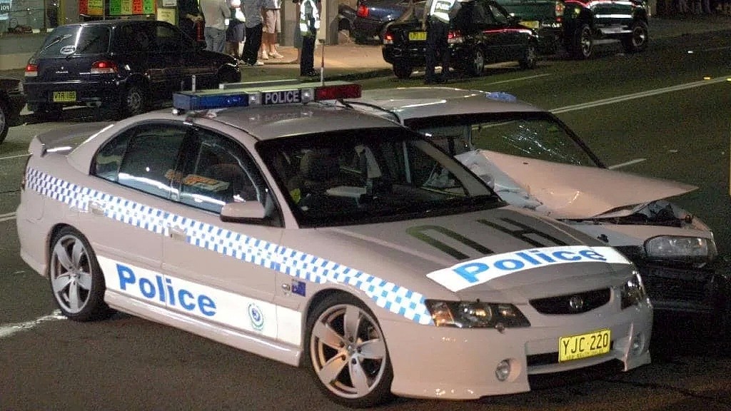 澳洲警察开着宝马来追你！V8涡轮增压有wifi的特别版，就问你还敢不敢违章? - 8