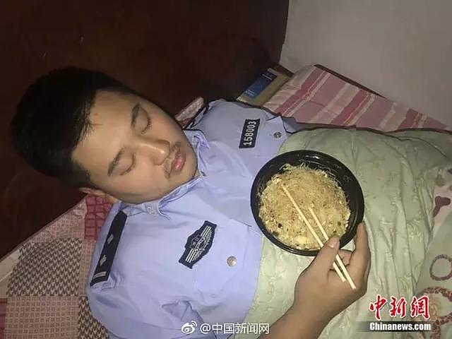 男子蹲墙角吃面的照片火了！他的身份，让很多网友没想到……