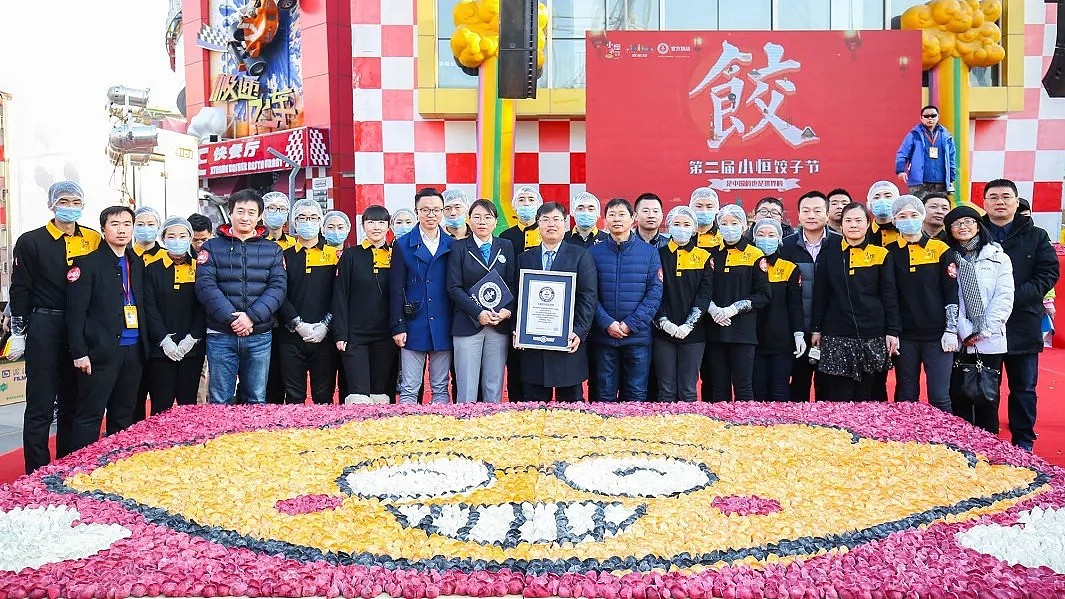 500人挖个耳屎创造了“吉尼斯”世界纪录？！人多真的可以为所欲为（组图） - 61