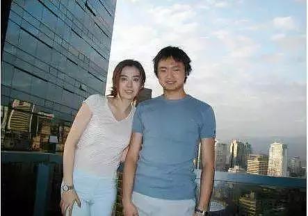 林青霞64岁已成外婆王祖贤51岁至今未婚，身边有个小她19岁的男生