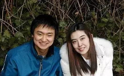 林青霞64岁已成外婆王祖贤51岁至今未婚，身边有个小她19岁的男生