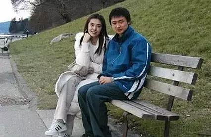 林青霞64岁已成外婆王祖贤51岁至今未婚，身边有个小她19岁的男生