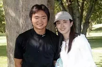 林青霞64岁已成外婆王祖贤51岁至今未婚，身边有个小她19岁的男生