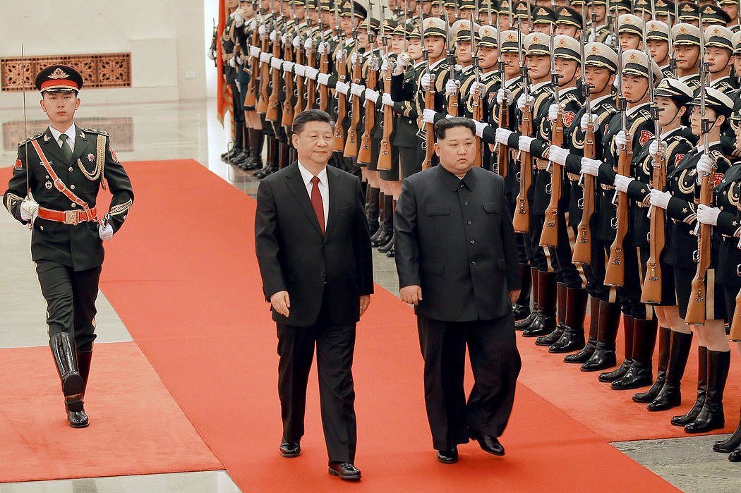 三月，金正恩与习近平（左）在北京。去年，随着制裁的收紧，朝鲜向其主要贸易伙伴——中国的出口降了三分之一。