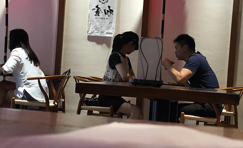 刘强东章泽天外出喝下午茶，网友再度讽刺：怎么看都像是父女！（组图） - 6