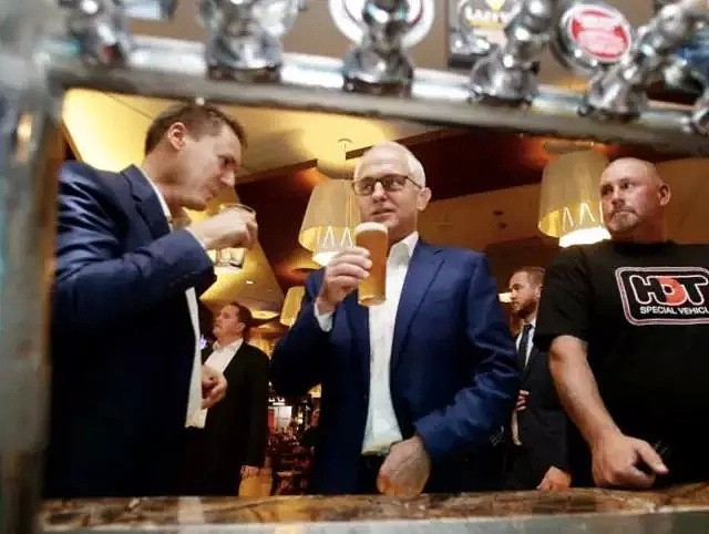 澳洲总理谭保去酒吧被路人竖中指，网友竟然全部站路人小哥！因为这事儿不是第一回了... - 2