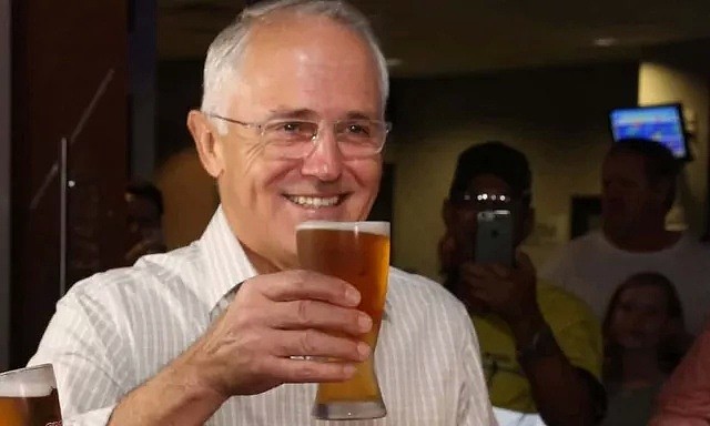 澳洲总理谭保去酒吧被路人竖中指，网友竟然全部站路人小哥！因为这事儿不是第一回了... - 3